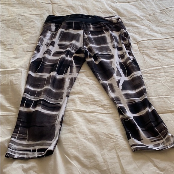 NIKE Dri Fit Leggings in Black & White Print Capri - Picture 5 of 5